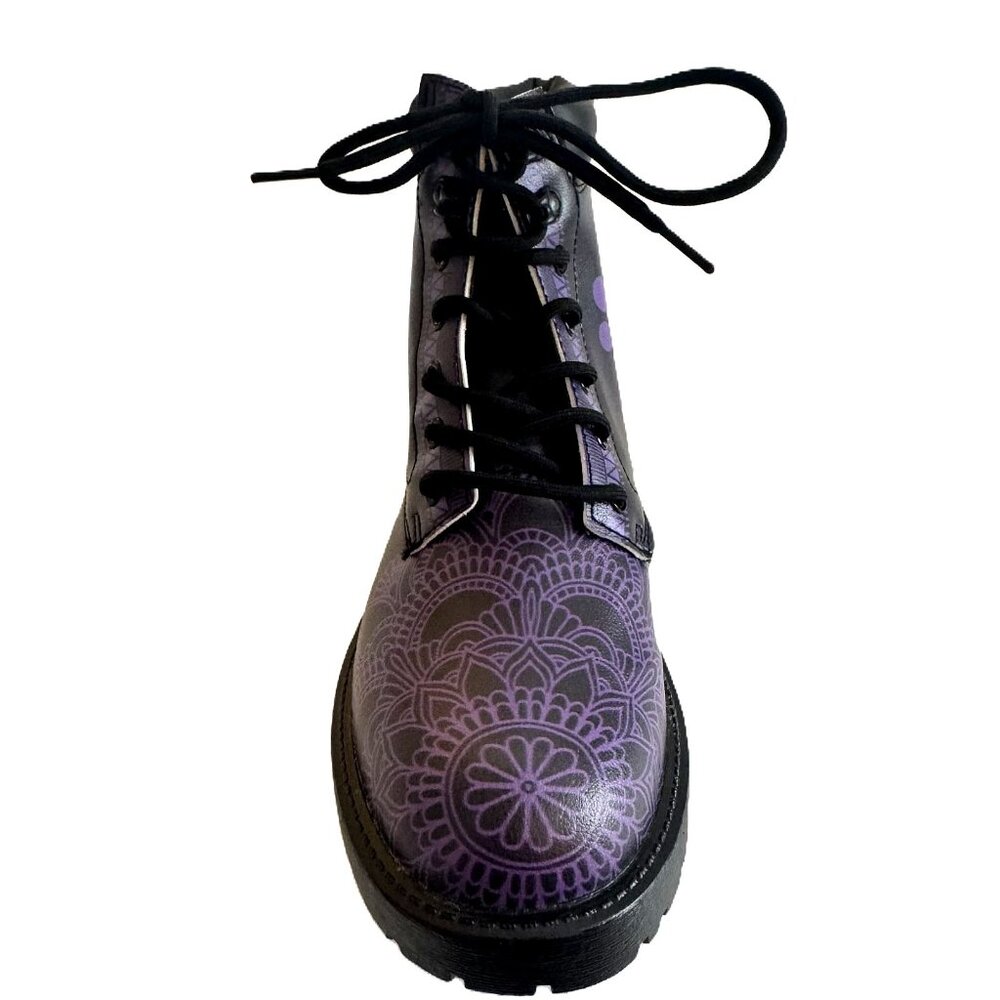 Dog Mom Theme Vegan Lace up boots, New WO Box, Thick Sole, Size 9 1/2.